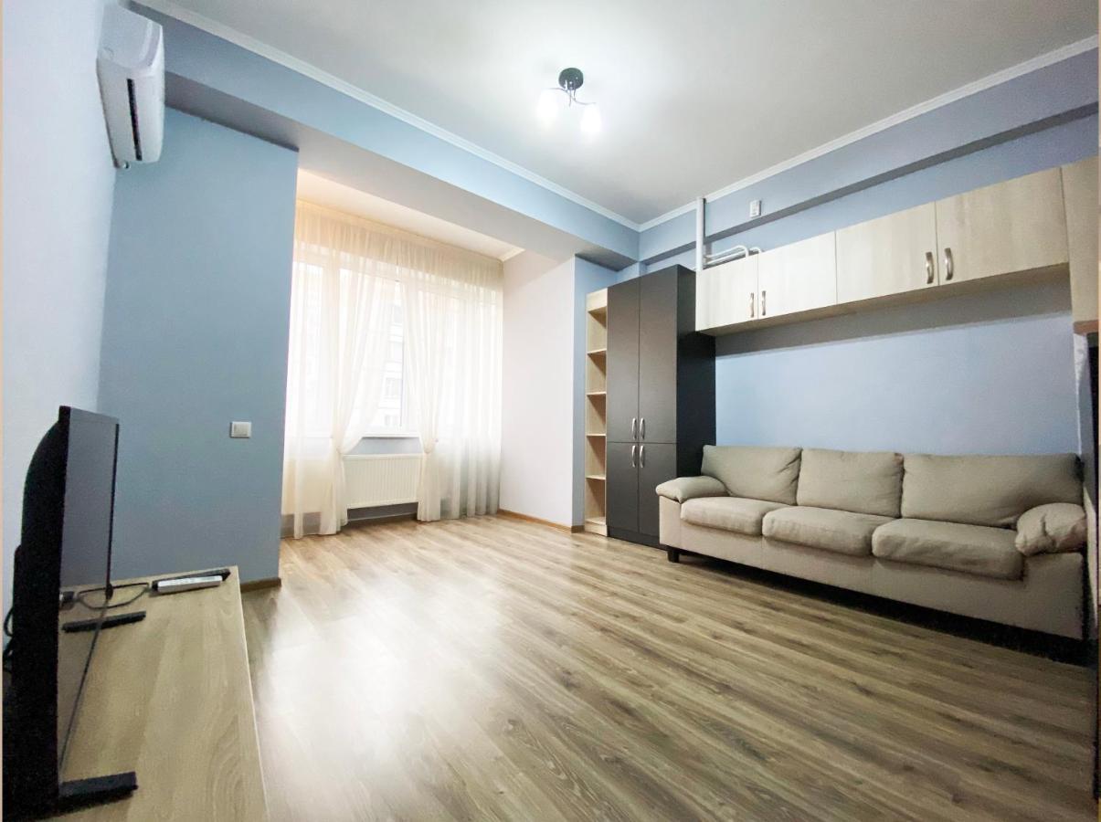 Sky House Central Apartment Chisinau Bagian luar foto